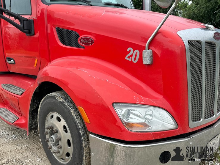 2013-peterbilt-579-image-12