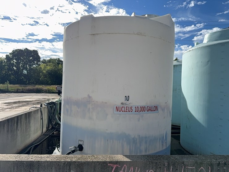 nucleus-10,000-gal-poly-tank-image-1