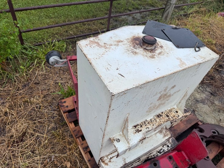 #5531-•-ih-front-fuel-tank-with-brackets-and-headlight-covers-image-7