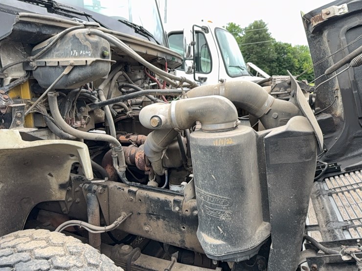 2011-freightliner-liquid-tender-truck-image-24