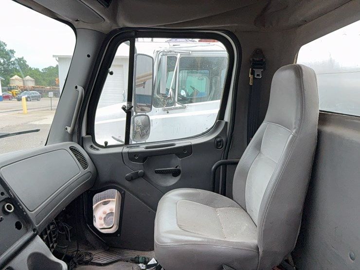 2004-freightliner-liquid-tender-truck-image-29
