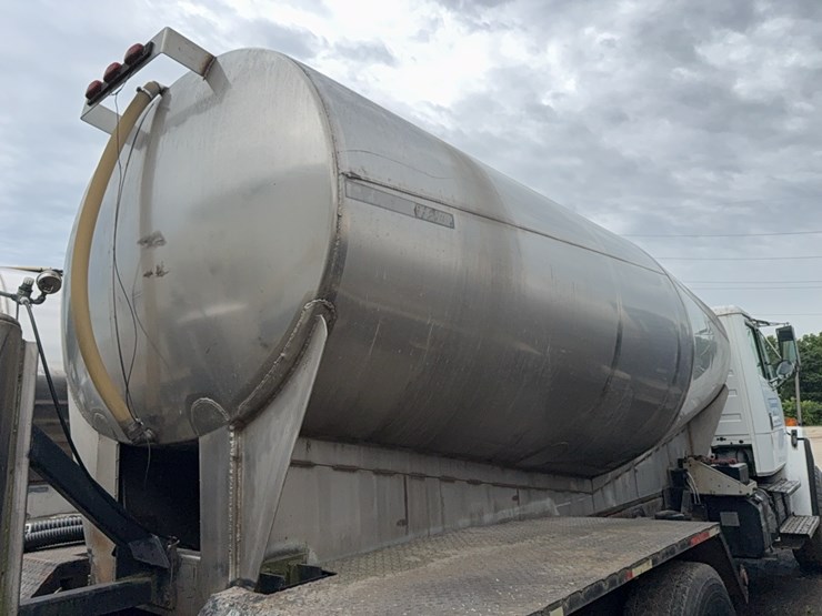 2011-freightliner-liquid-tender-truck-image-14