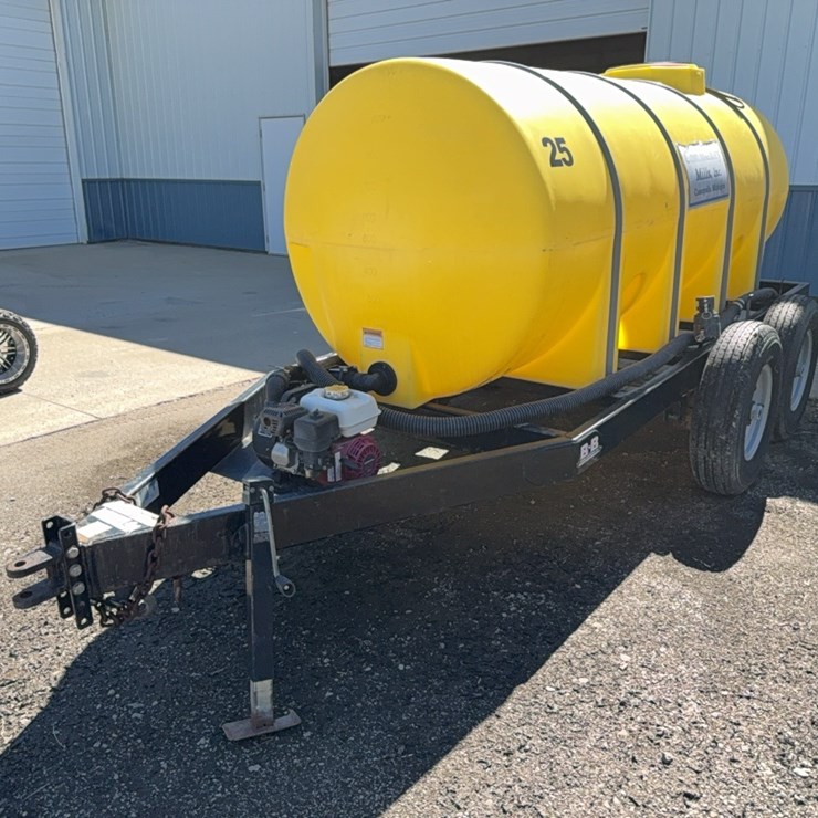 1000 gal poly nurse trailer