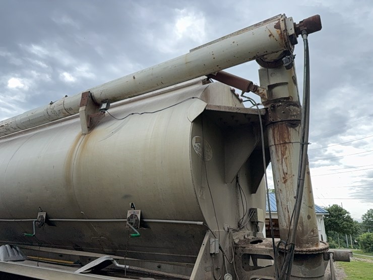 2007-freightliner-bulk-feed-truck-image-17