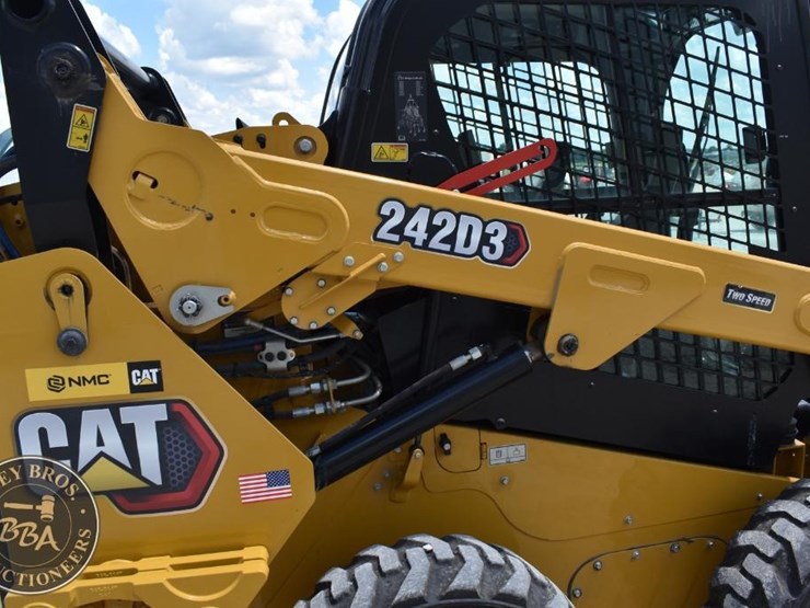 2023-caterpillar-242d3-image-35