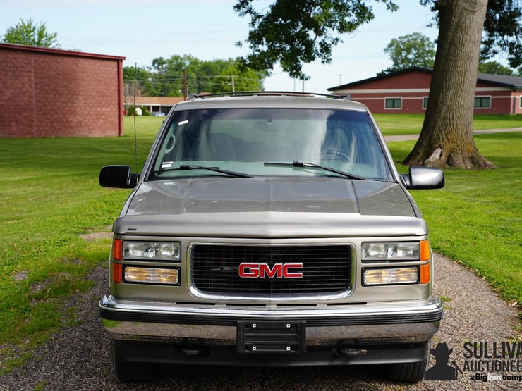 1999-gmc-suburban-image-2