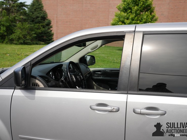 2017-dodge-grand-caravan-image-16
