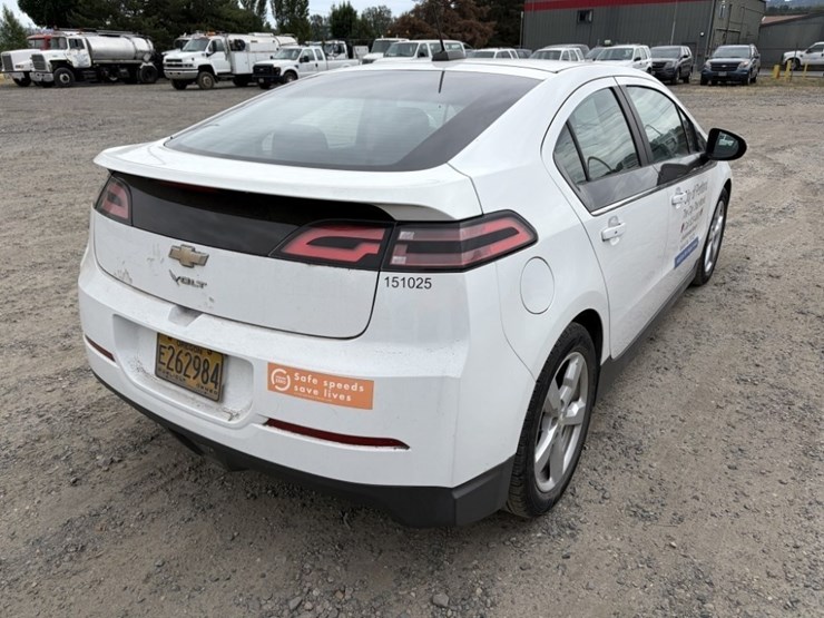 2015-chevrolet-volt-hybrid-sedan-image-4