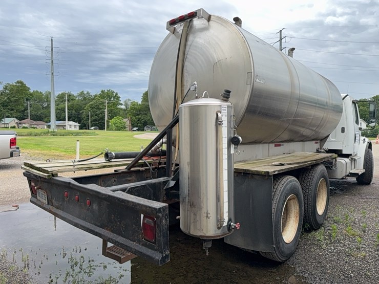 2004-freightliner-liquid-tender-truck-image-7