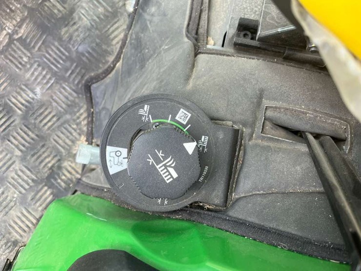 2025-john-deere-2025r-image-27