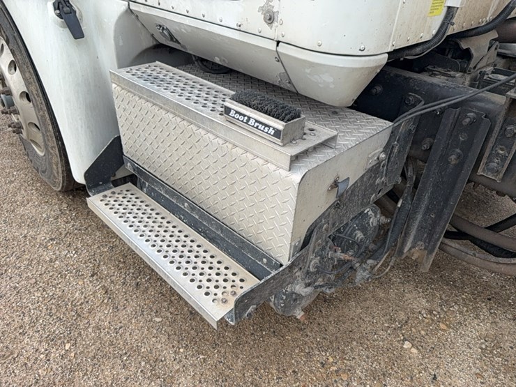2011-ih-9200-pro-star-semi-tractor-image-9