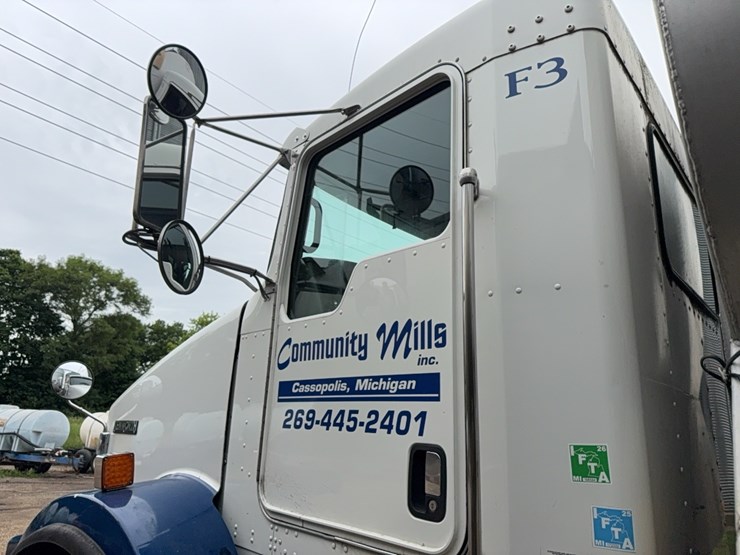 2010-kenworth-bulk-feed-truck-image-27