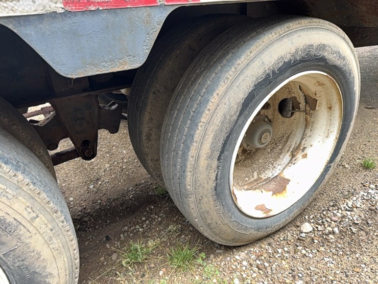 2010-behnke-b&b-dry-fert-trailer-image-14