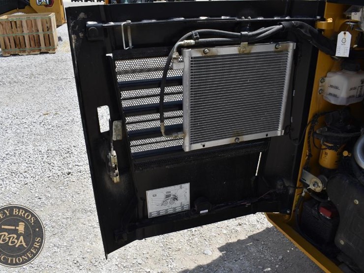 2023-caterpillar-242d3-image-27