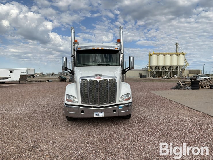 2020-peterbilt-579-image-2