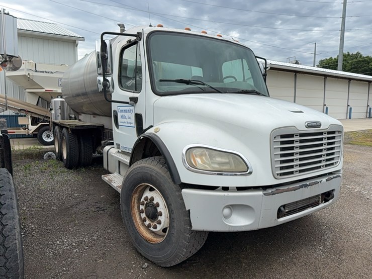 2004-freightliner-liquid-tender-truck-image-4