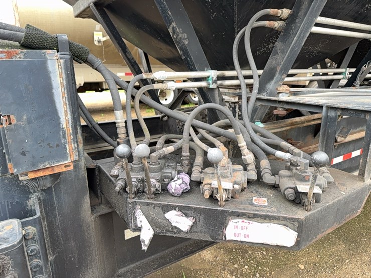 2010-behnke-b&b-dry-fert-trailer-image-8