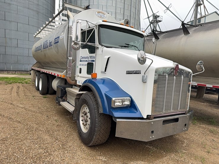 2010-kenworth-bulk-feed-truck-image-1