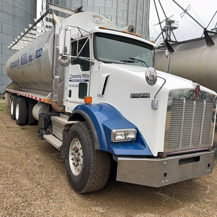 2010 Kenworth Bulk Feed Truck