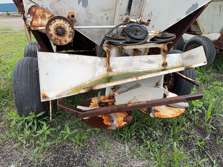 wilmar-pull-type-dry-fert.-spreader-image-5