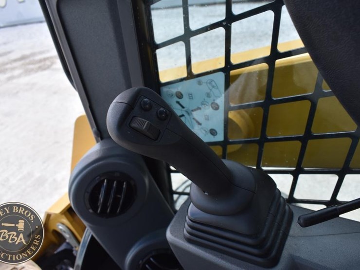 2023-caterpillar-242d3-image-48