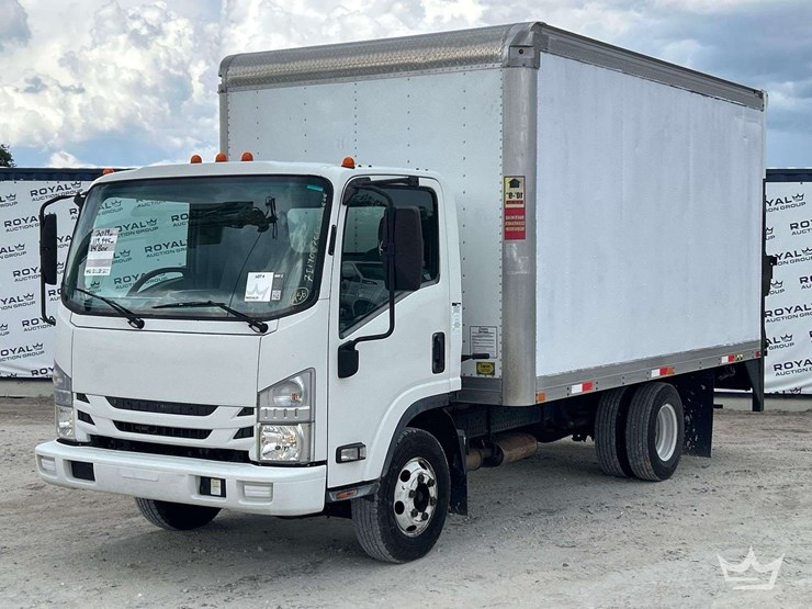 2017-isuzu-npr-image-1