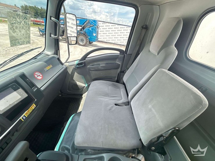 2017-isuzu-npr-image-29