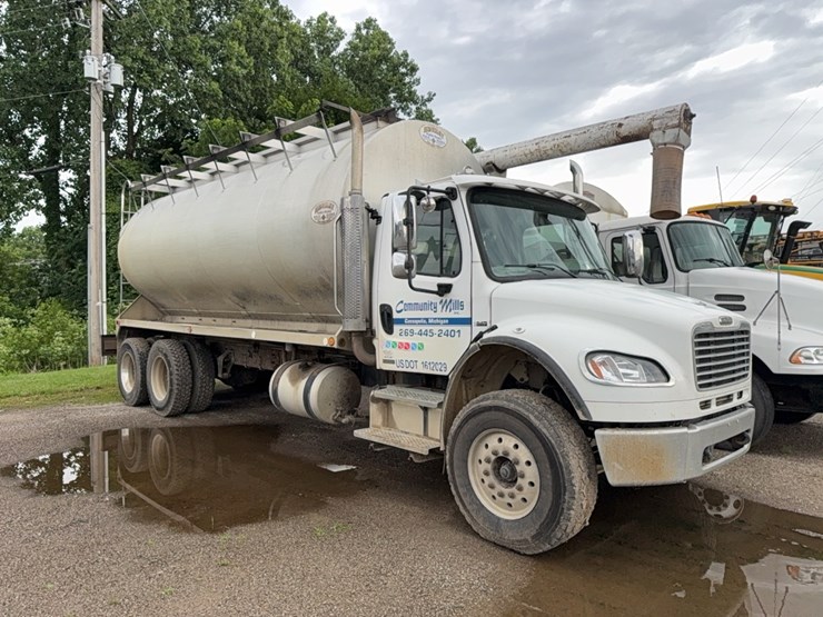 2007-freightliner-bulk-feed-truck-image-1