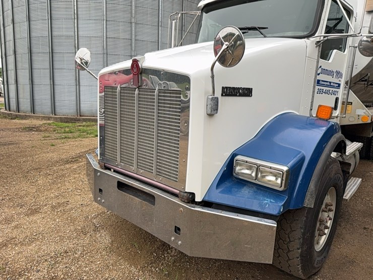 2010-kenworth-bulk-feed-truck-image-29
