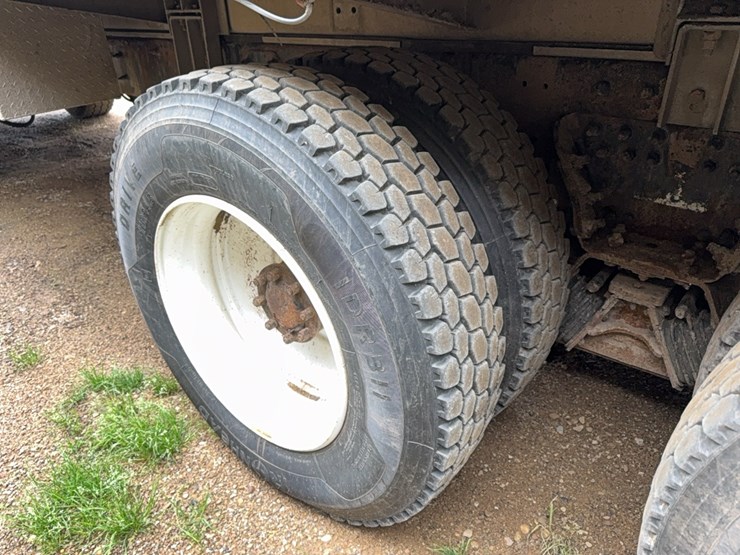 2010-kenworth-bulk-feed-truck-image-24