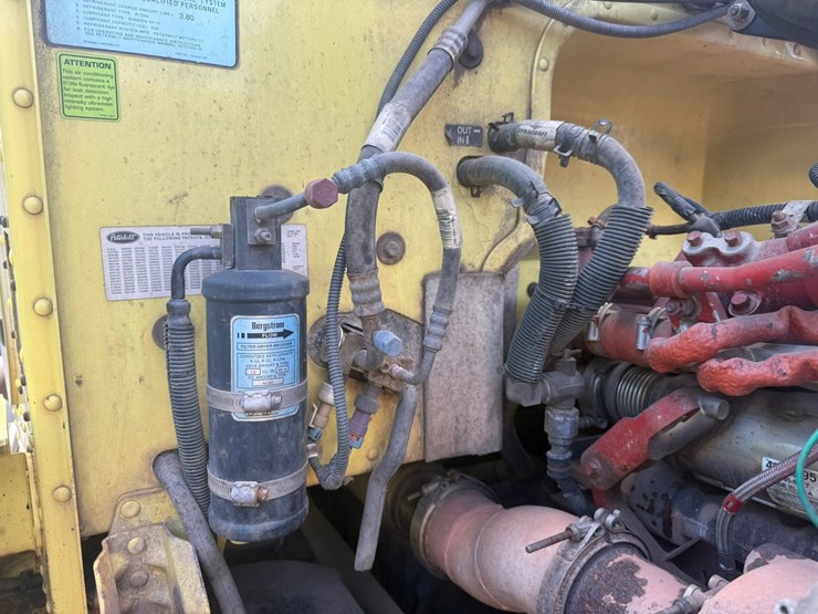 #1362-•-2010-peterbilt-day-cab-truck-tractor-image-28