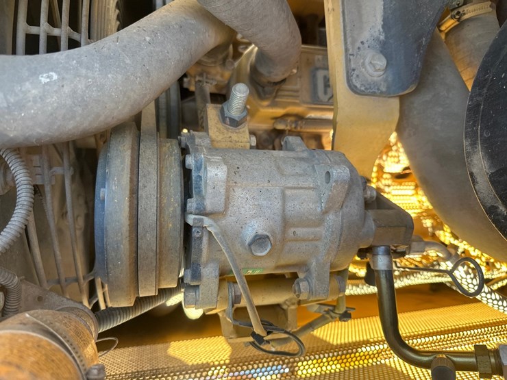 2004-caterpillar-d3g-xl-image-36