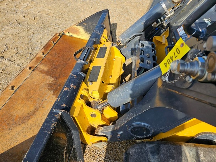 john-deere-335-image-11