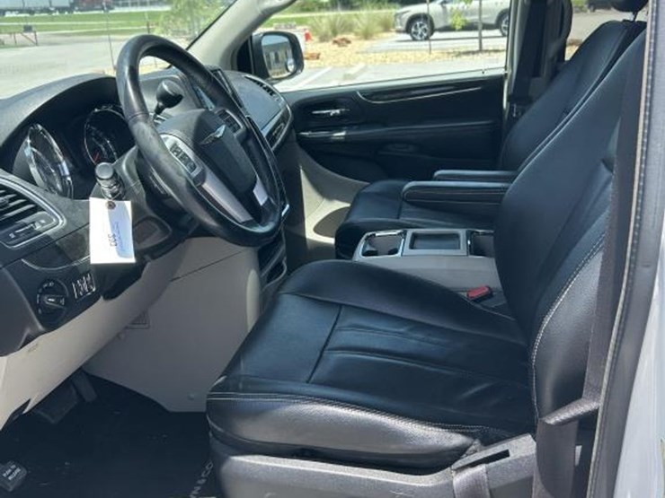 2014-chrysler-town-&-country-image-13