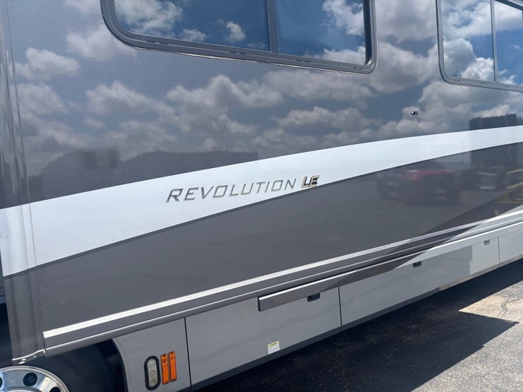 #2211-•-2005-fleetwood-revolution-40l-image-24