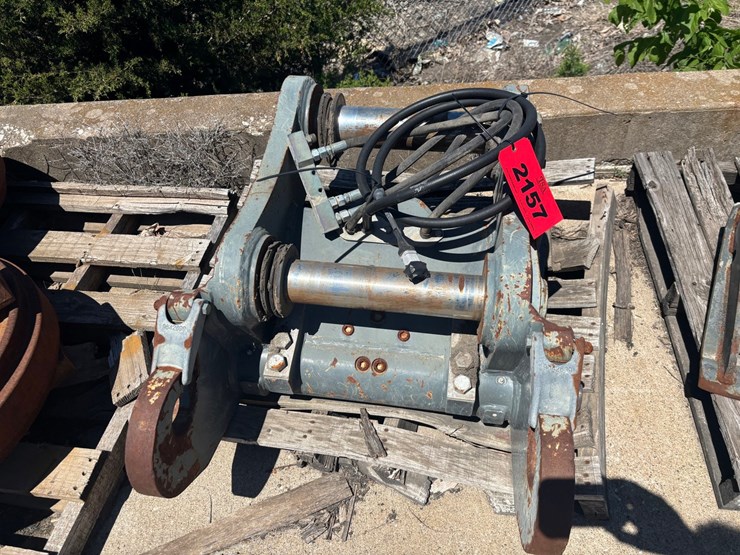 #2157-•-liebherr-936-quick-attach-mounting-plate-image-1