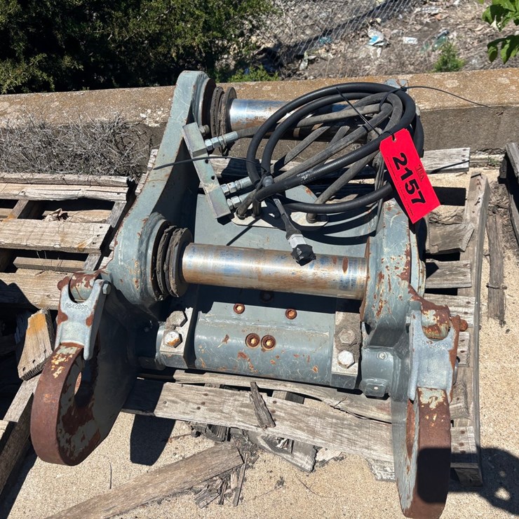 #2157 • Liebherr 936 Quick Attach Mounting Plate