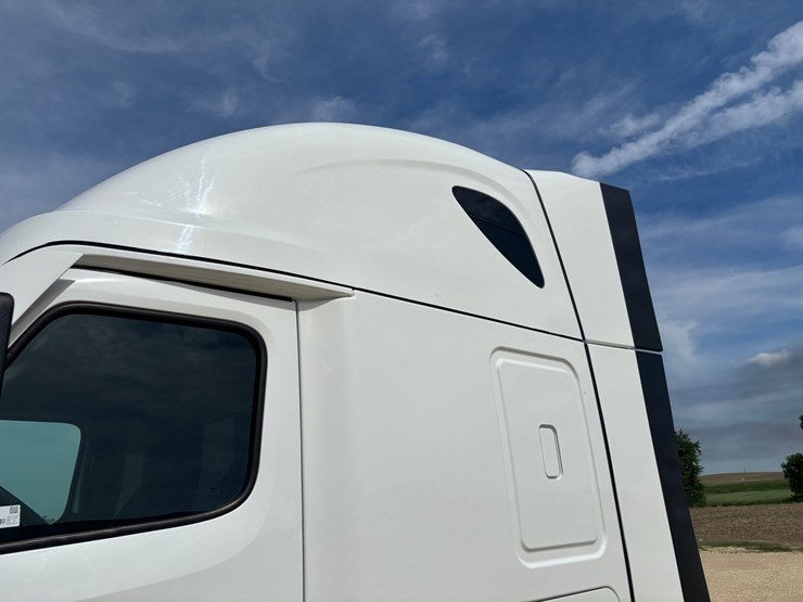 2022-freightliner-cascadia-126-image-11