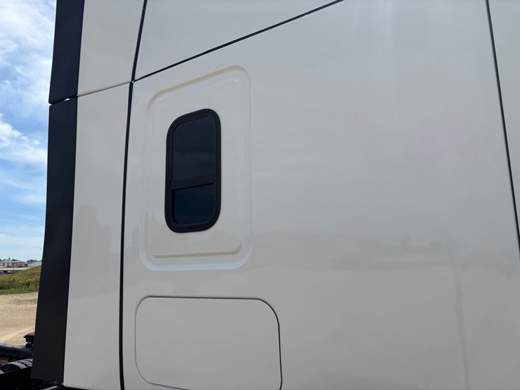 2021-freightliner-cascadia-126-image-31