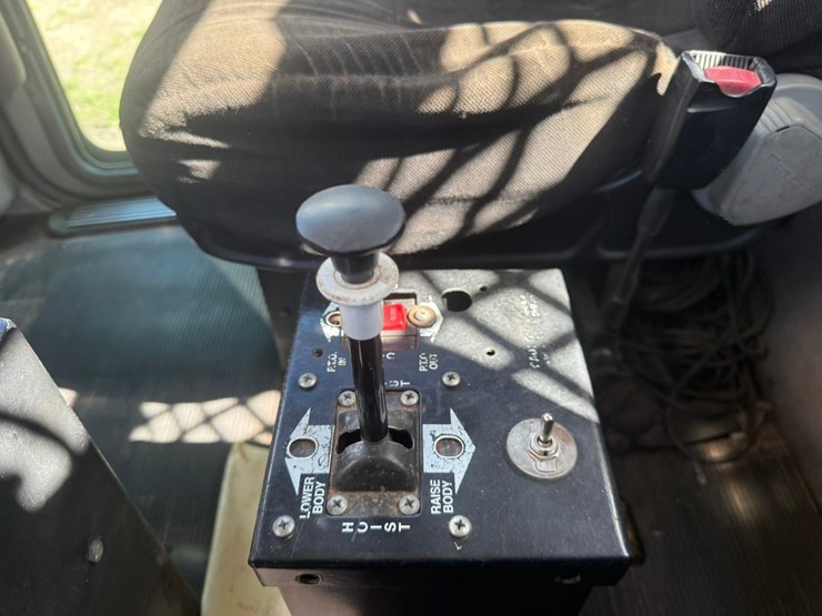 #1362-•-2010-peterbilt-day-cab-truck-tractor-image-98