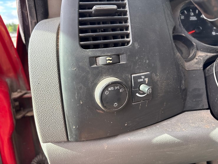 2012-chevrolet-1500-image-25