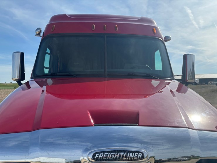 2017-freightliner-cascadia-125-image-18