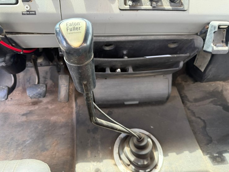 #1361-•-1995-freightliner-fuel-truck-image-52