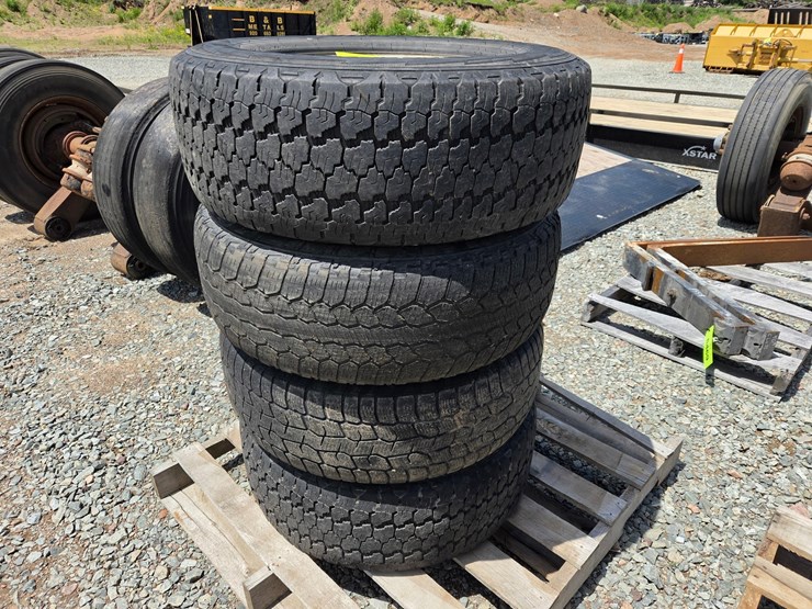 #6471-•-(4)-goodyear-wrangler-275/70r17-tires-w/rims-image-4