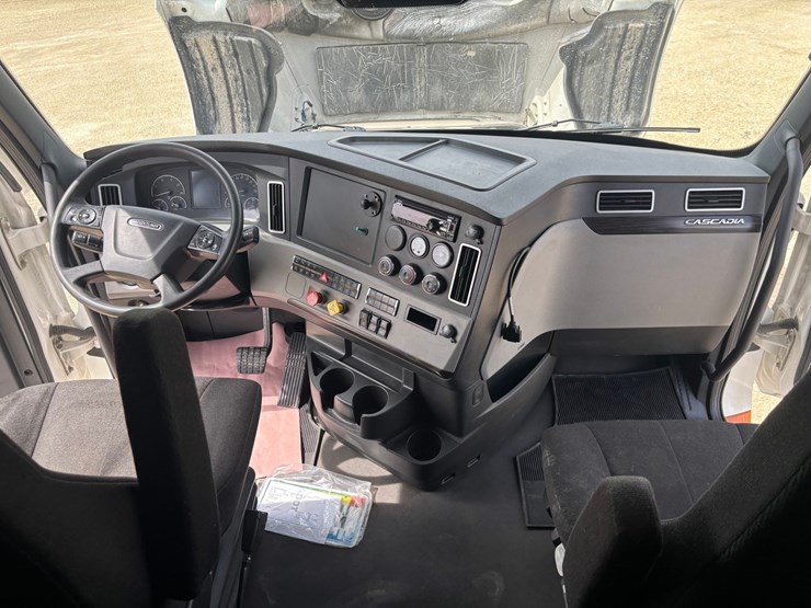 2021-freightliner-cascadia-126-image-70