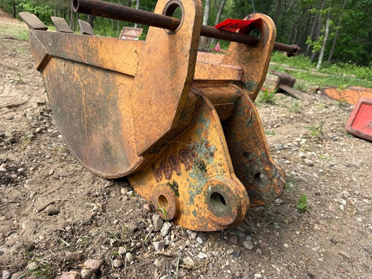 #1767-•-approx-12"-excavator-bucket-image-6