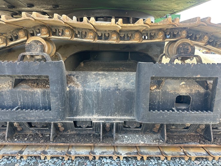 2016-deere-2154d-image-85