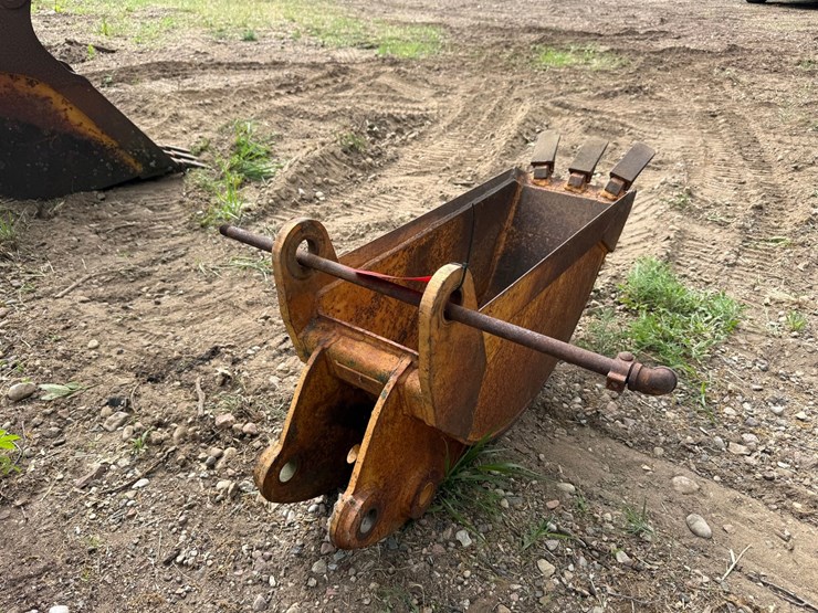 #1767-•-approx-12"-excavator-bucket-image-4