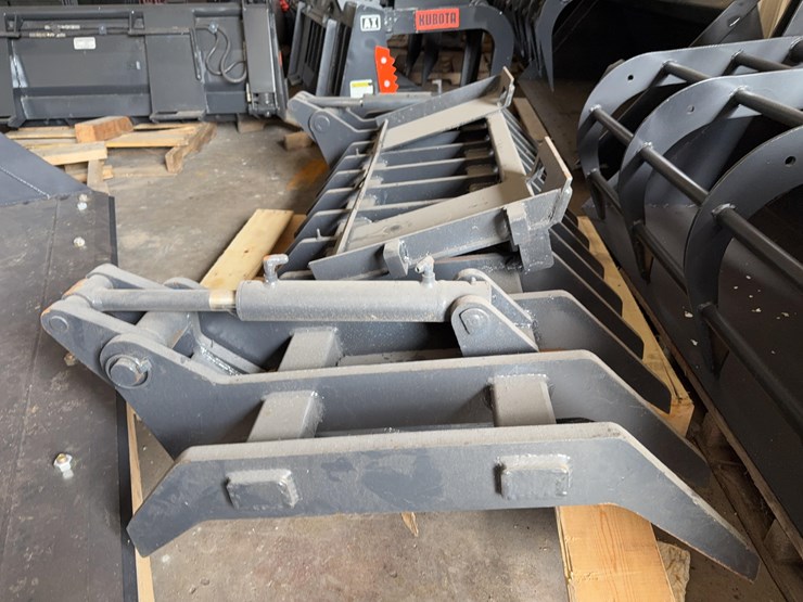 attachments-international-skidsteer-grapples-image-2