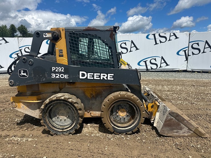 2015-deere-320e-image-6